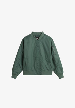 Grüne Bomberjacke mit einer Reißverschlusstasche am linken Arm, geripptem Kragen und Bündchen sowie einer glatten, matten Oberfläche.