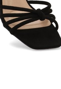 Sanda alta de ante negro con diseño de punta cuadrada y detalle de tiras entrelazadas, con un interior liso color beige.