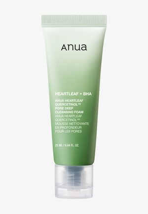 Mousse nettoyante profonde pour pores Anua Heartleaf + BHA dans un tube vert de 25 ml avec un bouchon à clapet transparent pour les soins de la peau.
