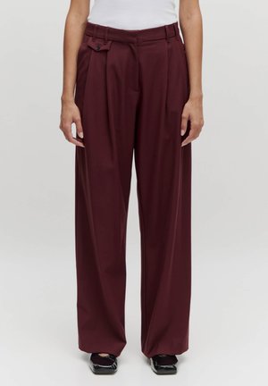 Burgunderfarbene weite Hosen aus glattem Stoff, mit Falten, hoher Taille und zwei Seitentaschen mit Knopfdetails.