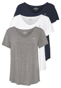Τρία T-shirt με V λαιμόκοψη σε γκρι, λευκό και ναυτικό μπλε. Κάθε ένα έχει κοντά μανίκια, χαλαρή γραμμή και ένα μικρό λογότυπο στο στήθος. Μαλακή υφή υφάσματος.