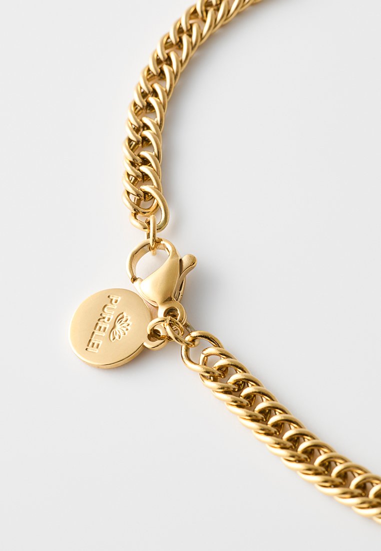Halskette aus vergoldetem Material mit ineinandergreifenden Gliedern, einem Karabinerverschluss und einem runden Tag mit eingeprägtem Markennamen.