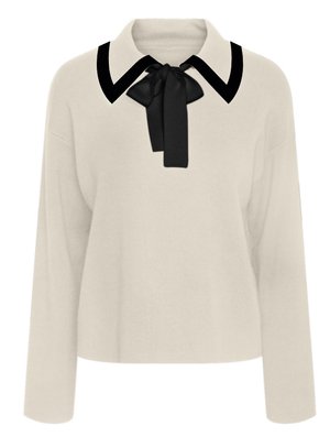Blouse beige à manches longues avec un col noir et un détail en nœud. Texture douce, coupe décontractée et conception courte.