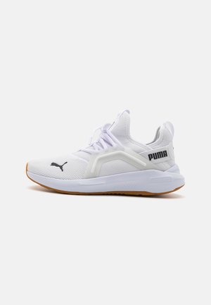 Weiße Sportschuhe mit einem Obermaterial aus Mesh, ausgestattet mit einem schwarzen Logo, einer Gummisohle und einem gepolsterten Kragen. Das Design enthält strukturierte Muster für Atmungsaktivität.