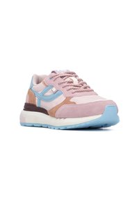 Zapatilla de color rosa claro y marrón hecha de ante y materiales sintéticos, con detalles azules, cordones texturizados y suela acolchada.
