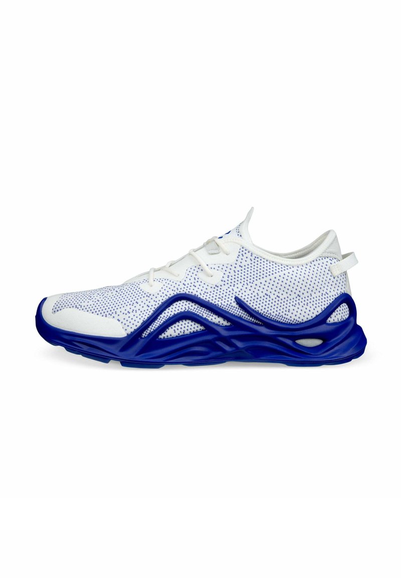 Scarpa sportiva bianca con tomaia in rete traspirante caratterizzata da dettagli blu. Suola in gomma blu curvata con design dinamico e superficie testurizzata.