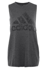 Bezramenné šedé sportovní tričko vyrobené z měkké tkaniny s velkým černým logem adidas na přední straně. Zaoblený výstřih a volný střih.