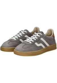 Sneakers in suede grigio con strisce bianche, lace bianchi e un accento sul tallone marrone. Presentano una suola in gomma con una presa testurizzata.