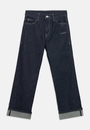 Jean en denim bleu foncé avec ourlets retournés, coutures blanches, bouton à l'avant et petit logo « MARNI » sur la zone de la poche droite.
