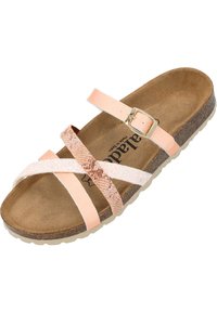 Sandal in tonal beige e pesca con cinturini incrociati; un cinturino presenta una finitura metallica testurizzata. Suola in sughero con un leggero tacco a cuneo.