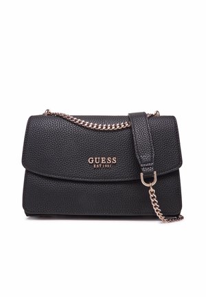 Borsa nera con texture, chiusura a pattina, tracolla in catena argento e logo in rilievo. Forma rettangolare con bordi morbidi.
