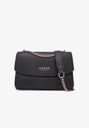 Schwarze strukturierte Handtasche mit Klappenverschluss, silberner Kettenriemen und geprägt Logo. Rechteckige Form mit weichen Kanten.