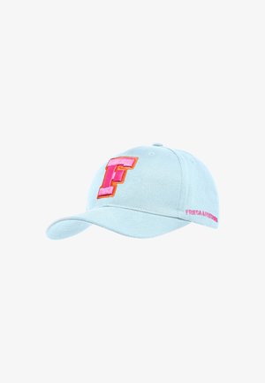 Lichtblauwe baseballpet met een grote roze en oranje "F" op de voorkant en "FRIEDA & FREDDIES" in het roze geborduurd aan de zijkant.