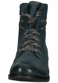 Stivale alla caviglia in pelle teal con punta arrotondata, superficie testurizzata, lacci a zigzag marroni e bianchi, e dettagli con zip laterale.