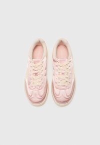 Baskets en satin rose avec des lacets et des accents crème. Bout rond, panneaux latéraux texturés et un col rembourré pour le confort. Semelle légère.