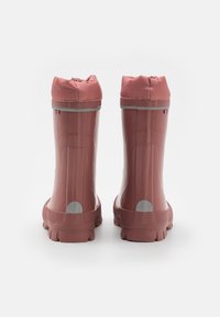 Bottes de pluie en caoutchouc roses avec une finition lisse, des têtes rondes et des semelles texturées, avec des accents gris au col et au talon.
