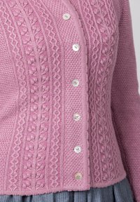 Knopf-Cardigan aus weichem pinkem Strick. Mit strukturierten Mustern, gerippten Kanten und fünf runden, glänzenden Knöpfen auf der Vorderseite.