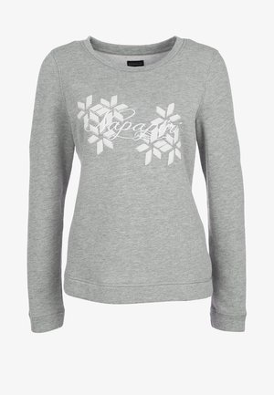 Sweat-shirt gris avec motif flocon de neige blanc et texte, associé à un pantalon noir et des bottes de randonnée noires. Design simple et décontracté.