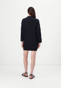 Pinko MUESLI MAXI MAGLIA FELPA CON BOTTONI IN METALLO - Dnevna haljina - blu tenebra