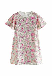 Sidabrinė suknelė, papuošta rožinėmis ir violetinėmis žydinčių sequin'ų detalėmis, su trumpomis pūstomis rankovėmis ir apvaliu iškirpimu. Nugaros užsegimas su skylute.