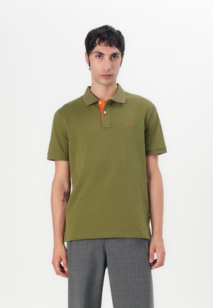 Oliven grønn polo-skjorte med klassisk krage; oransje innside på knappestolen; brodert logo på brystet; kortermet; glatt bomullsstoff.