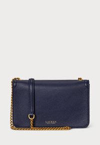 Marineblå l�ær crossbody-veske med en kjede-rem i gulltone, teksturert overflate og et metall-logo på fronten. Minimalistisk design.