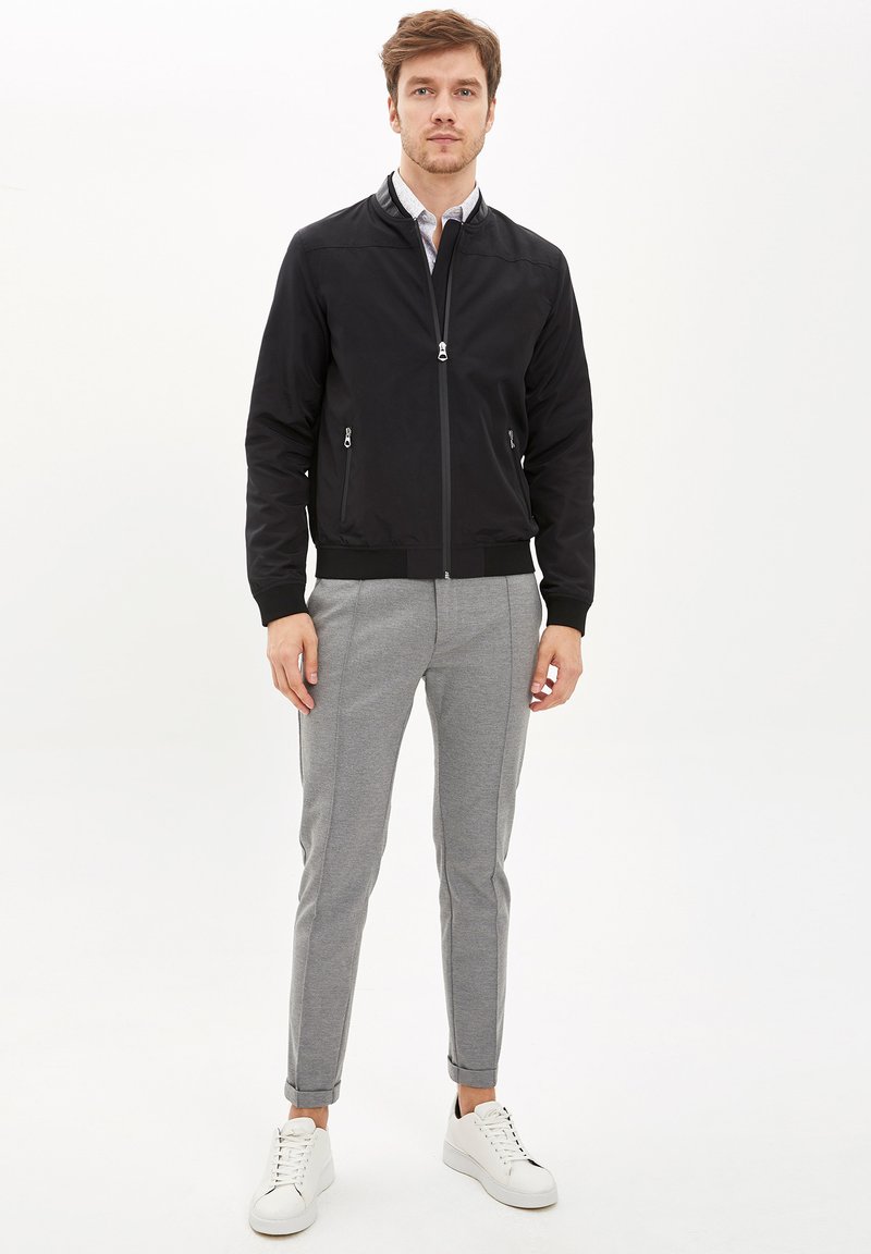 Herren Leichte Jacken | DeFacto SLIM FIT Bomberjacke black/schwarz - XE79474 Herren Leichte Jacken | DeFacto SLIM FIT Bomberjacke black/schwarz - XE79474