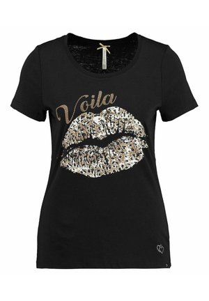 Camiseta negra de manga corta con un gran gráfico de labios con estampado de leopardo y la palabra "Voila" en cursiva sobre los labios en la parte delantera.