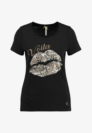 Camiseta negra de manga corta con un gran gráfico de labios con estampado de leopardo y la palabra "Voila" en cursiva sobre los labios en la parte delantera.