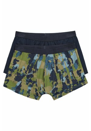 To herre-boxershorts, én ensfarvet mørk marineblå og én med et camouflagemønster i grøn, blå og beige, begge med matchende mørk elastisk taljebånd.