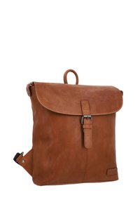 Brauner Leder-Rucksack mit Klappenverschluss, verstellbarem Riemen und einem oberen Griff. Verfügt über ein Schnallen-Detail und eine glatte Textur.