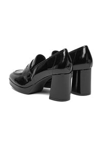 Črne lakaste salónarji z visokim petom, zaobljenim sprednjim delom, poudarjenim šivom in robustnim pravokotnim petnim delom.