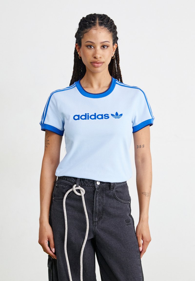 adidas Originals GRAPHIC BADGE SLIM 3-STRIPES - Triko s potiskem - clear sky