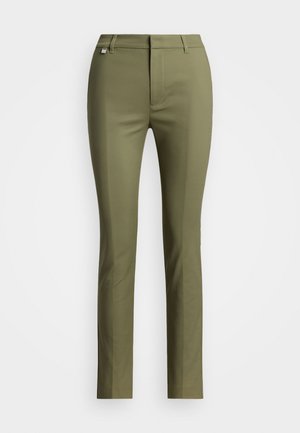 Pantaloni verde oliva con vestibilità slim, realizzati in tessuto morbido. Presentano una zip frontale, passanti per la cintura e un discreto logo sul punto vita.