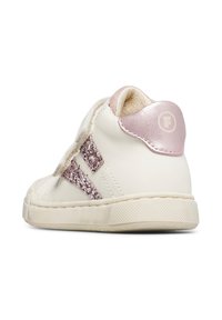 Sneaker alta bianca con strisce di glitter rosa e dettagli metallici rosa. Materiale in pelle morbida con suola testurizzata e chiusura in velcro.