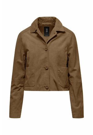 Giacca corta marrone con collo, tre bottoni frontali e due tasche frontali, esposta su uno sfondo bianco.