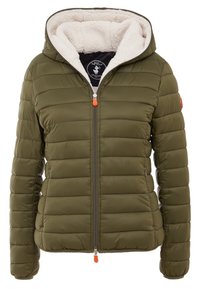 Olivengrøn, kviltet pufferjakke med hætte og blød cremefarvet foring. Har en orange lynlåstræk og sidelommer.