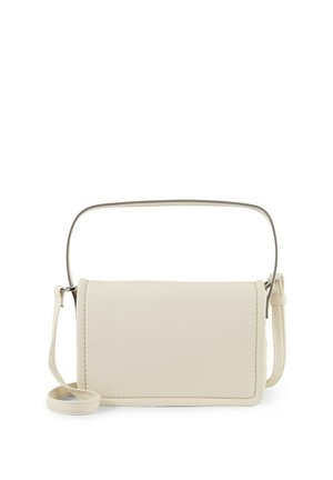 Petit sac à main rectangulaire en cuir blanc cassé avec fermeture à rabat, poignée courte en cuir et bandoulière longue amovible.