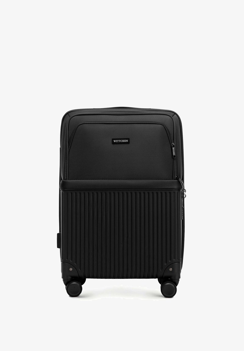 Černý kufr na kolečkách s texturovaným, rýhovaným designem. Obsahuje přední kapsu na zip a hladkou horní rukojeť. Kompaktní a lehký.