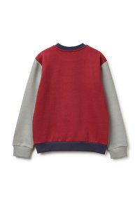 Sudadera roja y gris con cuello redondo, mangas largas, puños y cintura acanalados, que presenta un tejido texturizado y bloques de color sólidos.