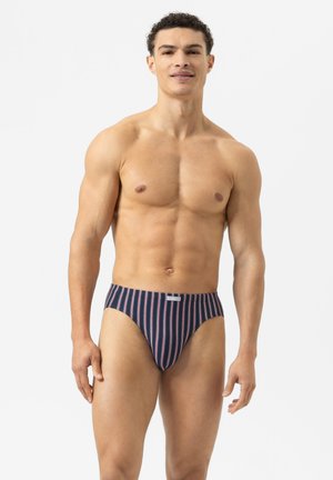 Herren-Schwimmslips in Marineblau mit vertikalen roten und weißen Streifen. Weiches, dehnbares Material mit einer enganliegenden Passform und elastischem Bund.