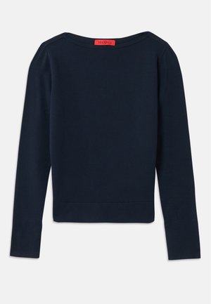Pull-over en maille bleu marine à manches longues et col rond, avec une étiquette rouge au niveau du col, présenté à plat sur un fond blanc.