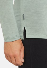 icebreaker LIGHT WEIGHT COOL-LITE SPHERE - Langarmshirt - moss