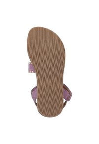 Paarse sandaal met een gestructureerde rubberen zool en een verstelbare band. Heeft een glad bovenmateriaal en een open achterkant voor ademend vermogen.