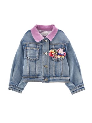 Spijkerjack met roze kraag, knoopsluiting aan de voorkant, twee borstzakken en een kleurrijke stoffen bloemversiering op de linkerzak.