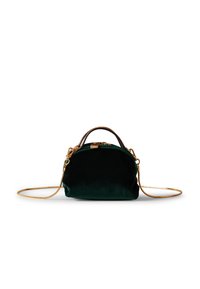 Sac à main en velours vert avec une forme arrondie, des accessoires en or et une anse chaîne détachable. Il comprend une petite poignée supérieure et une texture lisse.