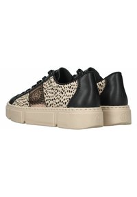 Des baskets noires en cuir et à imprimé animal beige présentent une semelle épaisse, des accents texturés et un design à bout rond avec des lacets noirs.