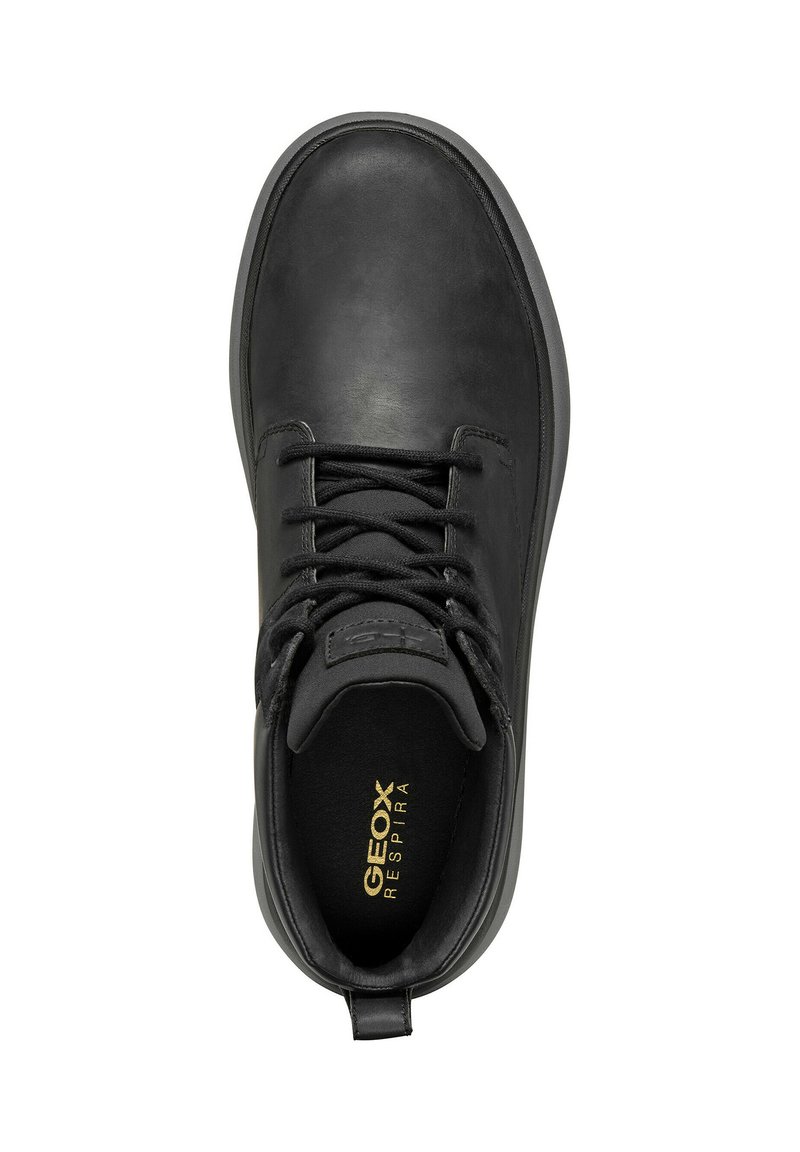 Baskets en cuir noir avec un bout arrondi, un laçage à l'avant, un col rembourré et un logo subtil. Présentent une semelle texturée pour l'adhérence et la ventilation.