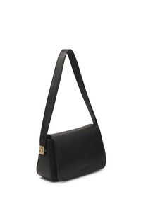 Musta nahkainen olkalaukku suorakulmaisen läpän kanssa, kultasävytteinen yksityiskohta ja kohokuvioitu brändin nimi etupuolella.