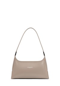 Sac à main en cuir beige avec une silhouette incurvée, une fine bandoulière et des ferrures en argent. Présente un petit logo sur la surface avant.